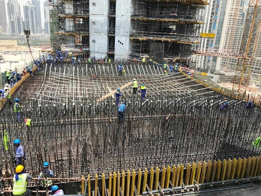 سقف پیش تنیده چیست؟ بررسی کامل مزایا، معایب، قیمت و مقایسه انواع سیستمها 7 برجهای مسکونی و اداری